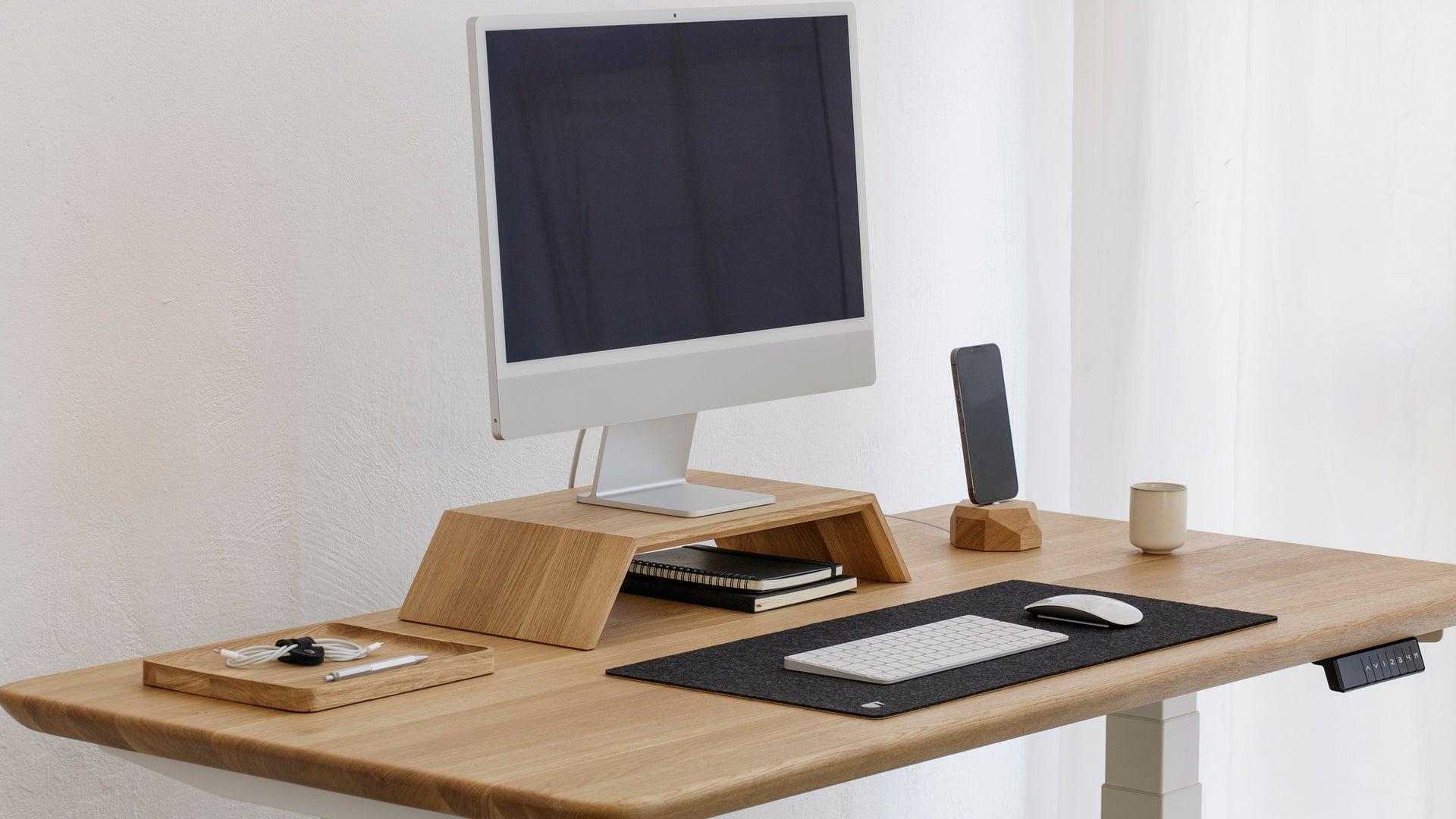 imac on the wooden desk
