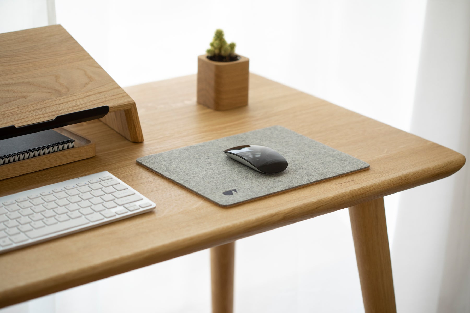 oak oakywood classic desk with felt mouse pad | oak, 