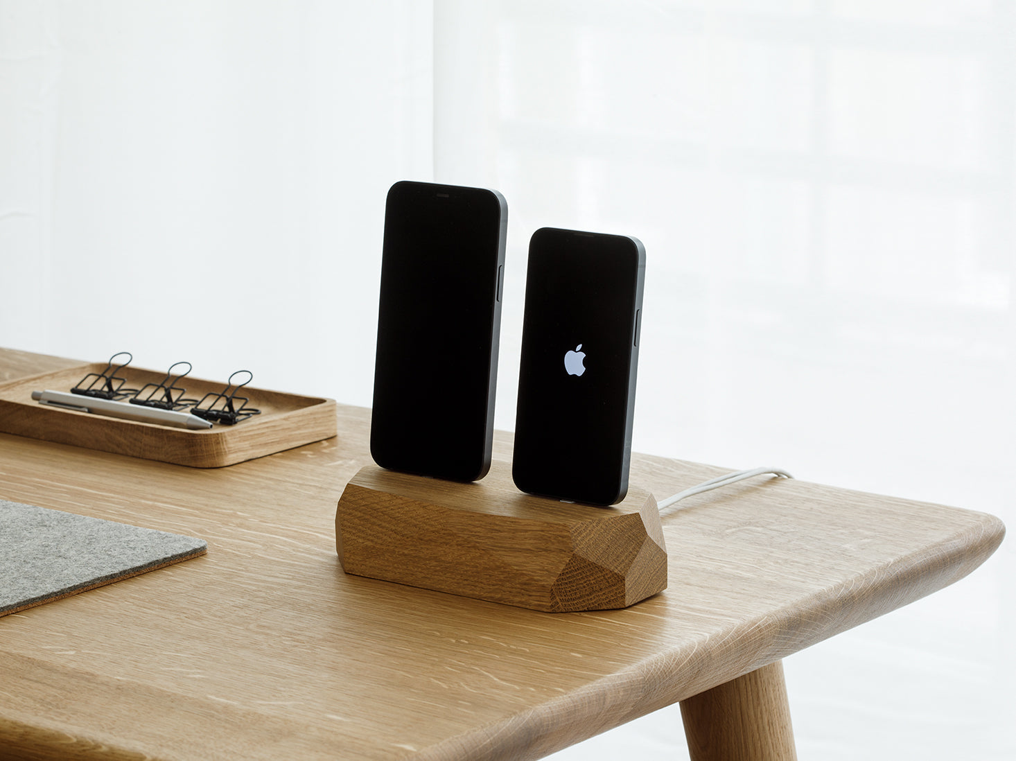 oakywood oak dual dock two phones charger desk setup | -