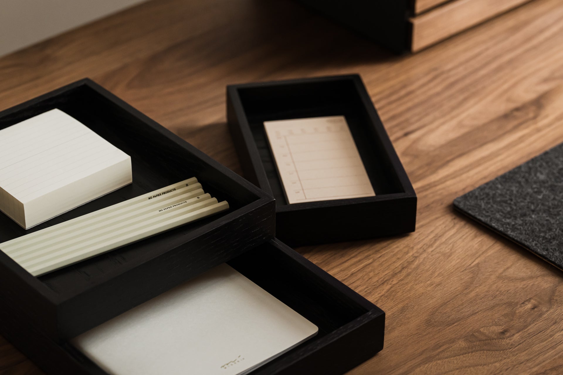 Oakywood Valet Tray in black – stylish black tray for office or home desk use | black, 