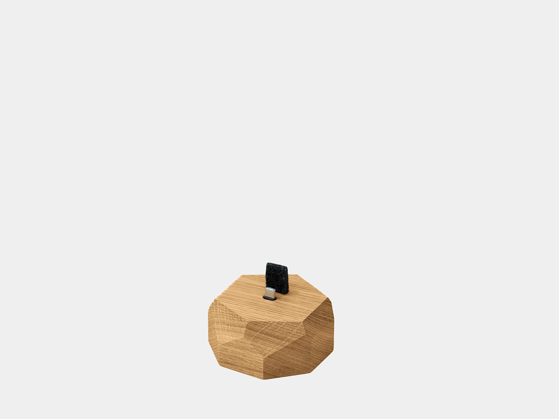oakywood oak smartphone dock usb-c connector | oak, usb-c