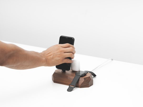 Oakywood Triple Dock in walnut – elegant walnut dock for simultaneous charging of multiple devices | walnut,