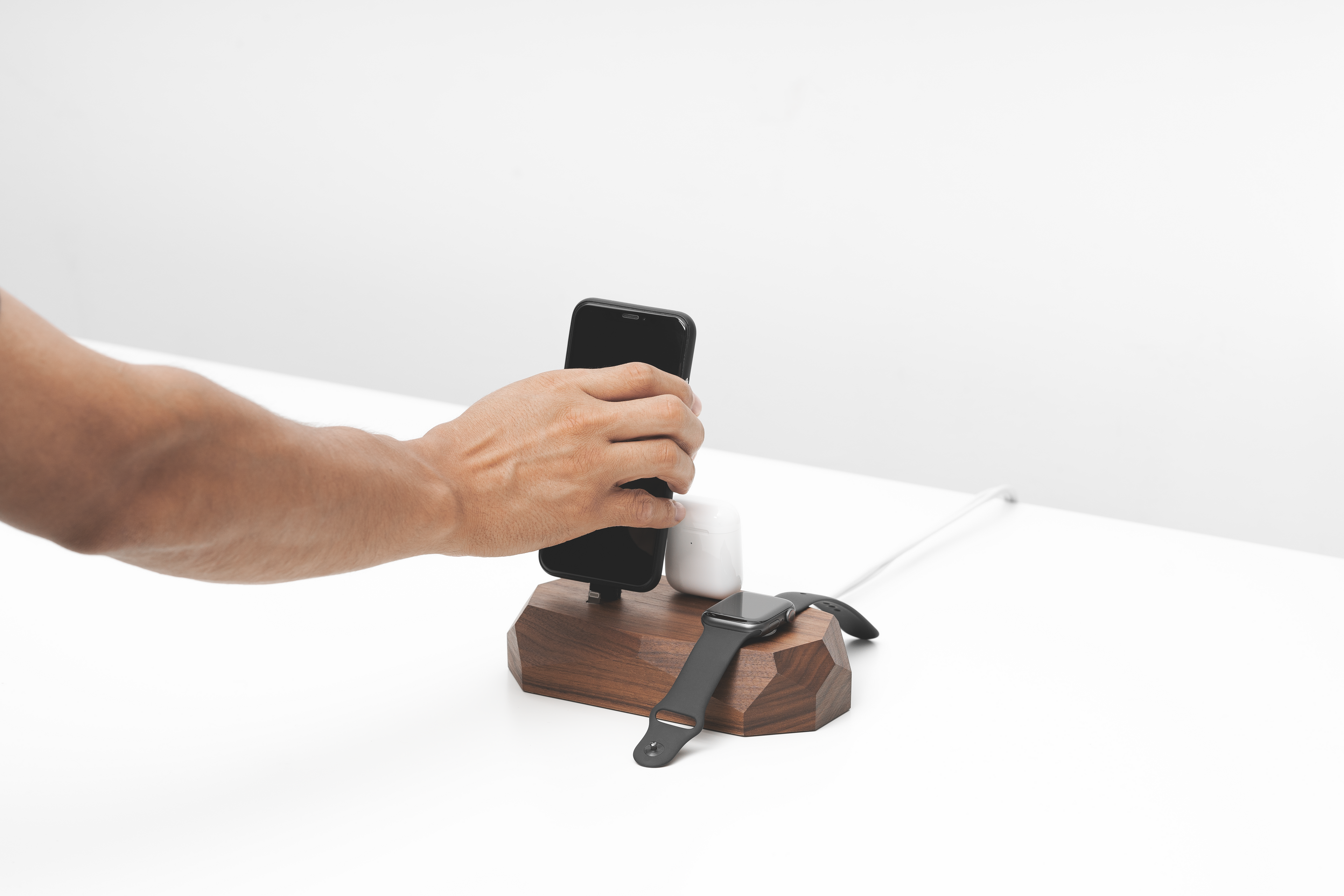 Oakywood Triple Dock in walnut – elegant walnut dock for simultaneous charging of multiple devices | walnut,