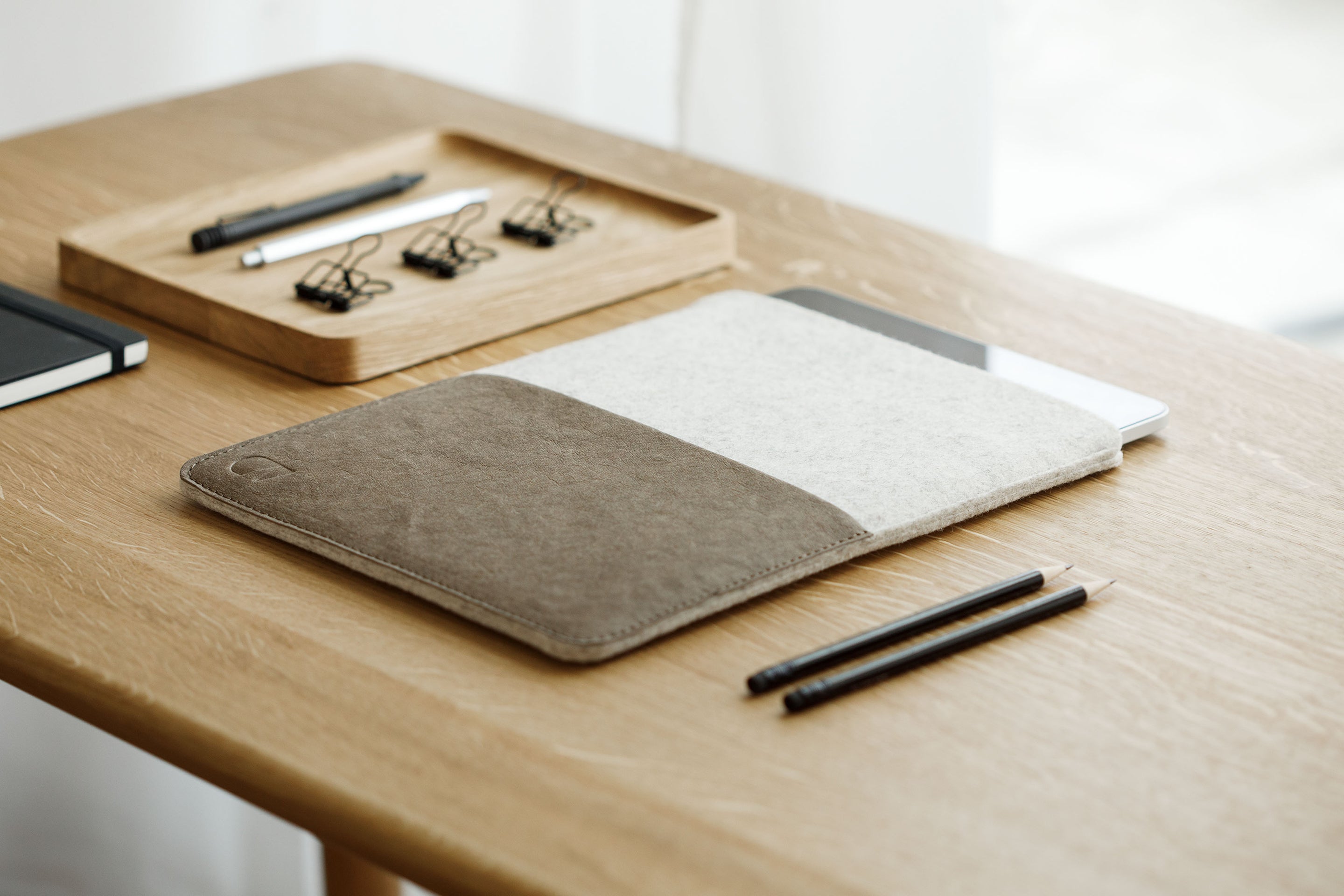 oakywood felt macbook case stone grey in use |  , 