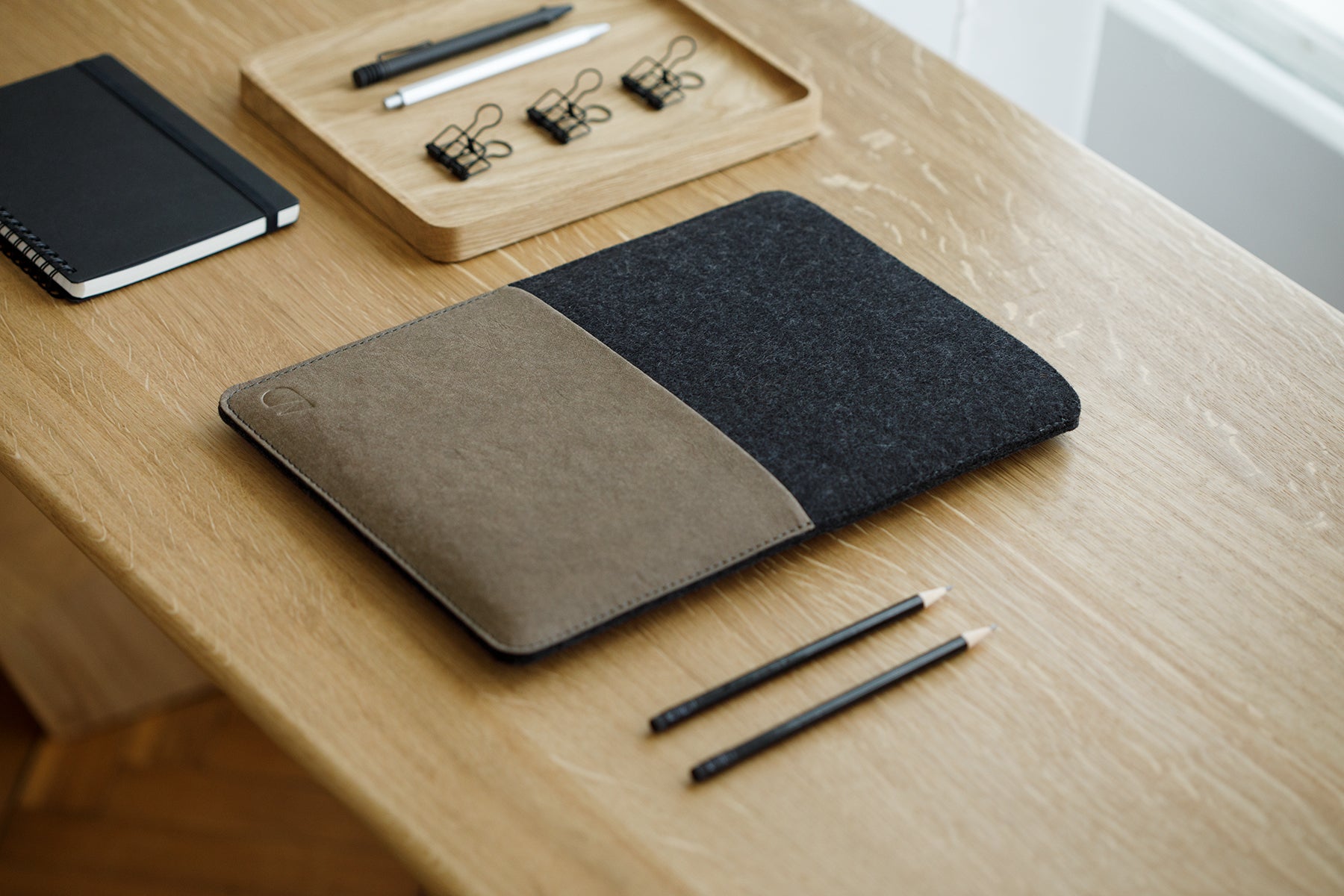 oakywood felt macbook case anthracite in use | , 