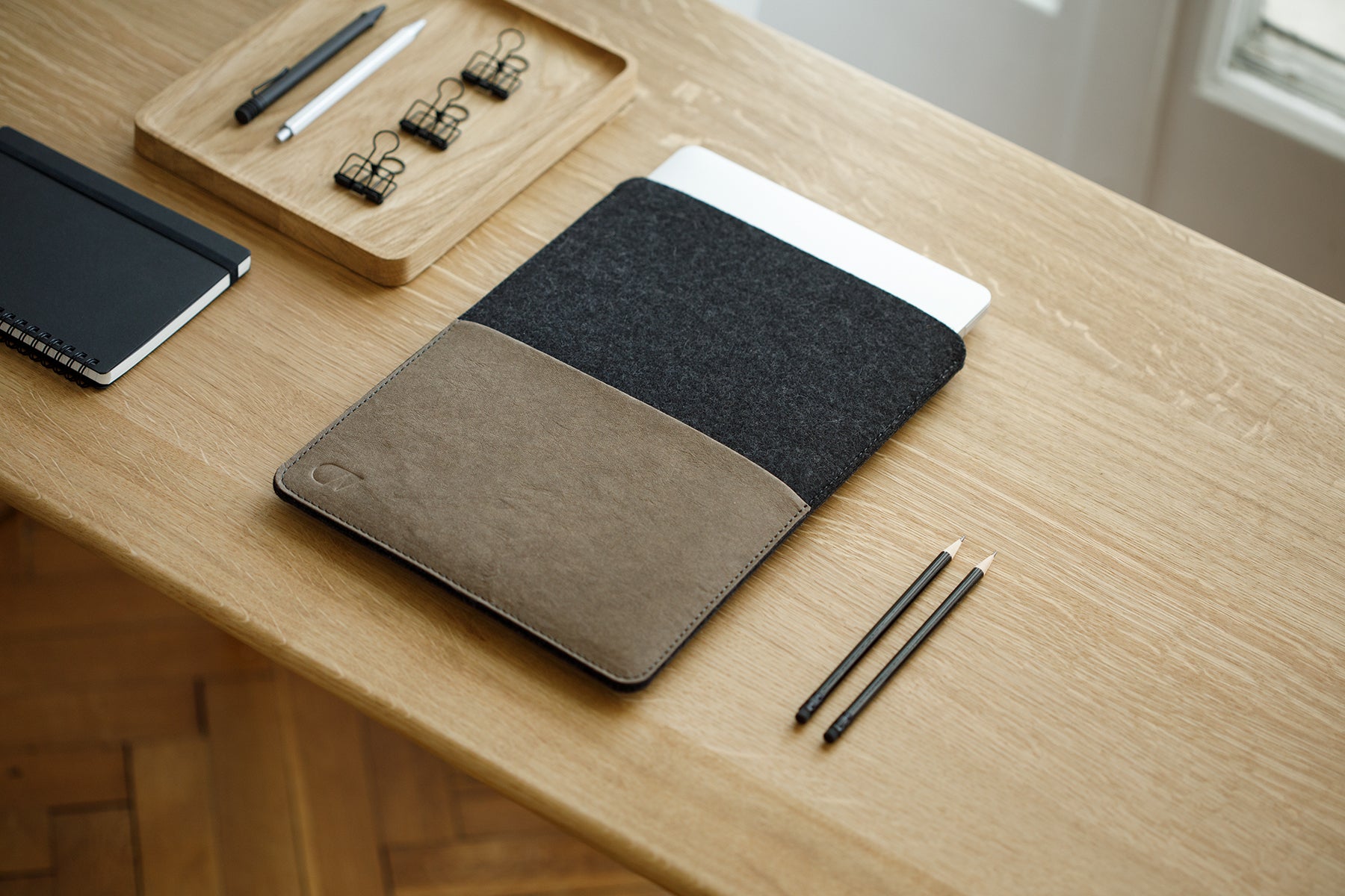 oakywood felt macbook case anthracite in use | , 